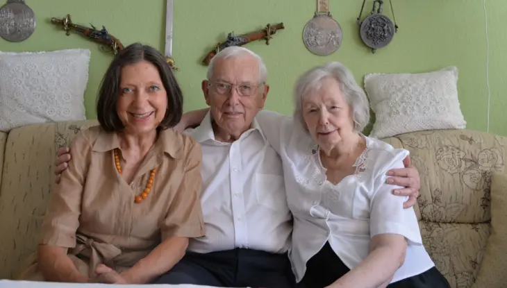 Laufs Zweite Bürgermeisterin Erika Vogel (links) gratulierte Helga und Volkmar Neumann zu ihrem Jubiläum, um zu gratulieren.
