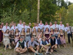 Das Bild zeigt die 15 Kirwapaare der diesjährigen Kirchweih samt Musikanten.