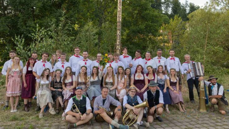 Das Bild zeigt die 15 Kirwapaare der diesjährigen Kirchweih samt Musikanten.