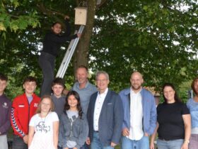 Die Nistkästen der Grete-Schickedanz-Mittelschüler hängen jetzt auch am Verkehrsübungsplatz. Darüber freuen sich nicht nur die Bastler, sondern auch Rektor Franz Altmann, Bürgermeister Robert Ilg und Philipp Hegel vom städtischen Bauamt.