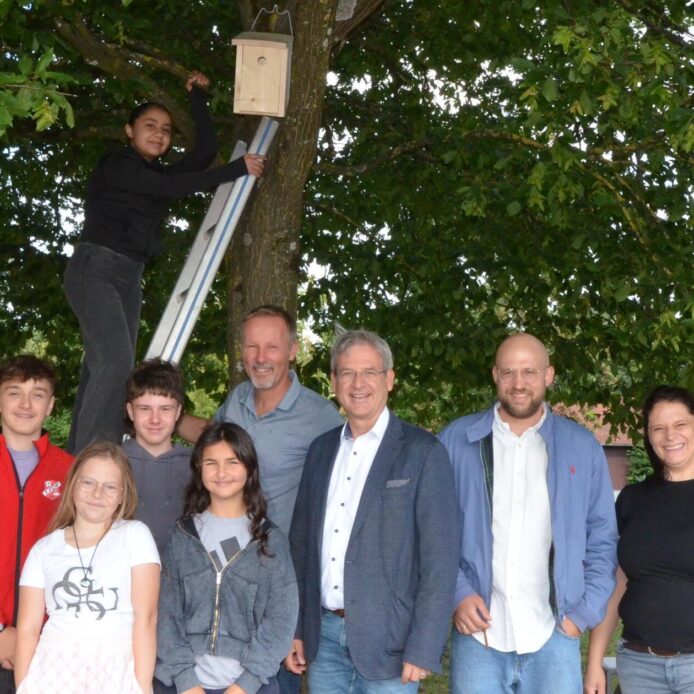 Die Nistkästen der Grete-Schickedanz-Mittelschüler hängen jetzt auch am Verkehrsübungsplatz. Darüber freuen sich nicht nur die Bastler, sondern auch Rektor Franz Altmann, Bürgermeister Robert Ilg und Philipp Hegel vom städtischen Bauamt.