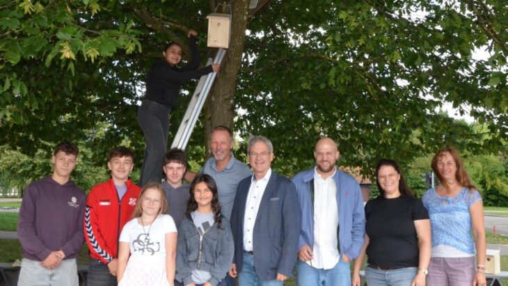 Die Nistkästen der Grete-Schickedanz-Mittelschüler hängen jetzt auch am Verkehrsübungsplatz. Darüber freuen sich nicht nur die Bastler, sondern auch Rektor Franz Altmann, Bürgermeister Robert Ilg und Philipp Hegel vom städtischen Bauamt.