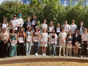 Die Schülerinnen und Schüler überzeugten mit besonders guten Abschlussnoten und wurden vom Schulamt dafür ausgezeichnet und beschenkt.