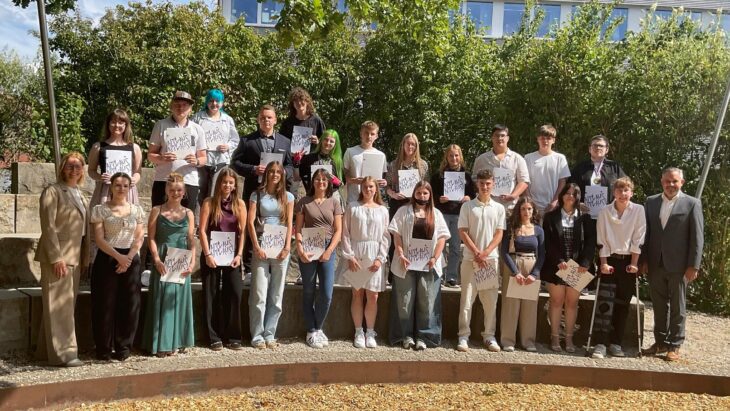 Die Schülerinnen und Schüler überzeugten mit besonders guten Abschlussnoten und wurden vom Schulamt dafür ausgezeichnet und beschenkt.