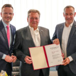 Bezirkstagspräsident Peter Daniel Forster (links) überreichte den Ehrenbrief des Bezirks Mittelfranken im Beisein von Landrat Armin Kroder (rechts) an Klaus Friedrich Hähnlein.
