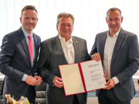 Bezirkstagspräsident Peter Daniel Forster (links) überreichte den Ehrenbrief des Bezirks Mittelfranken im Beisein von Landrat Armin Kroder (rechts) an Klaus Friedrich Hähnlein.