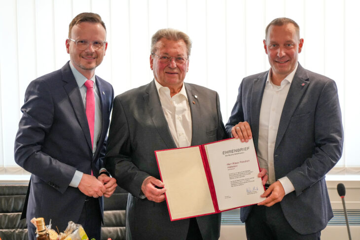 Bezirkstagspräsident Peter Daniel Forster (links) überreichte den Ehrenbrief des Bezirks Mittelfranken im Beisein von Landrat Armin Kroder (rechts) an Klaus Friedrich Hähnlein.