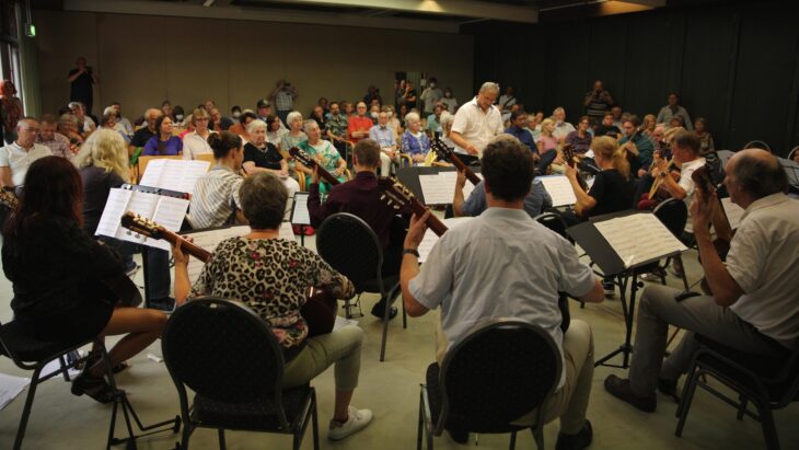 Jürg Kindle trat bereits 2022 auf dem Internationalen Gitarrenfestival Hersbruck auf - damals mit Festivalorchester.