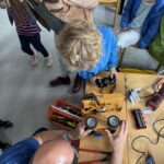 Baustellenfahrzeuge werden fit gemacht: Bald wieder möglich in Oberferrieden. Der Verein „Gemeinsam.Nachhaltig.Leben in Oberferrieden“ veranstaltet im September ein Repair-Café und Kleidertausch im Doppelpack.