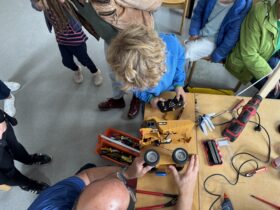 Baustellenfahrzeuge werden fit gemacht: Bald wieder möglich in Oberferrieden. Der Verein „Gemeinsam.Nachhaltig.Leben in Oberferrieden“ veranstaltet im September ein Repair-Café und Kleidertausch im Doppelpack.
