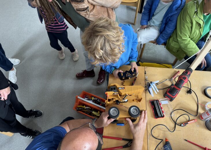 Baustellenfahrzeuge werden fit gemacht: Bald wieder möglich in Oberferrieden. Der Verein „Gemeinsam.Nachhaltig.Leben in Oberferrieden“ veranstaltet im September ein Repair-Café und Kleidertausch im Doppelpack.