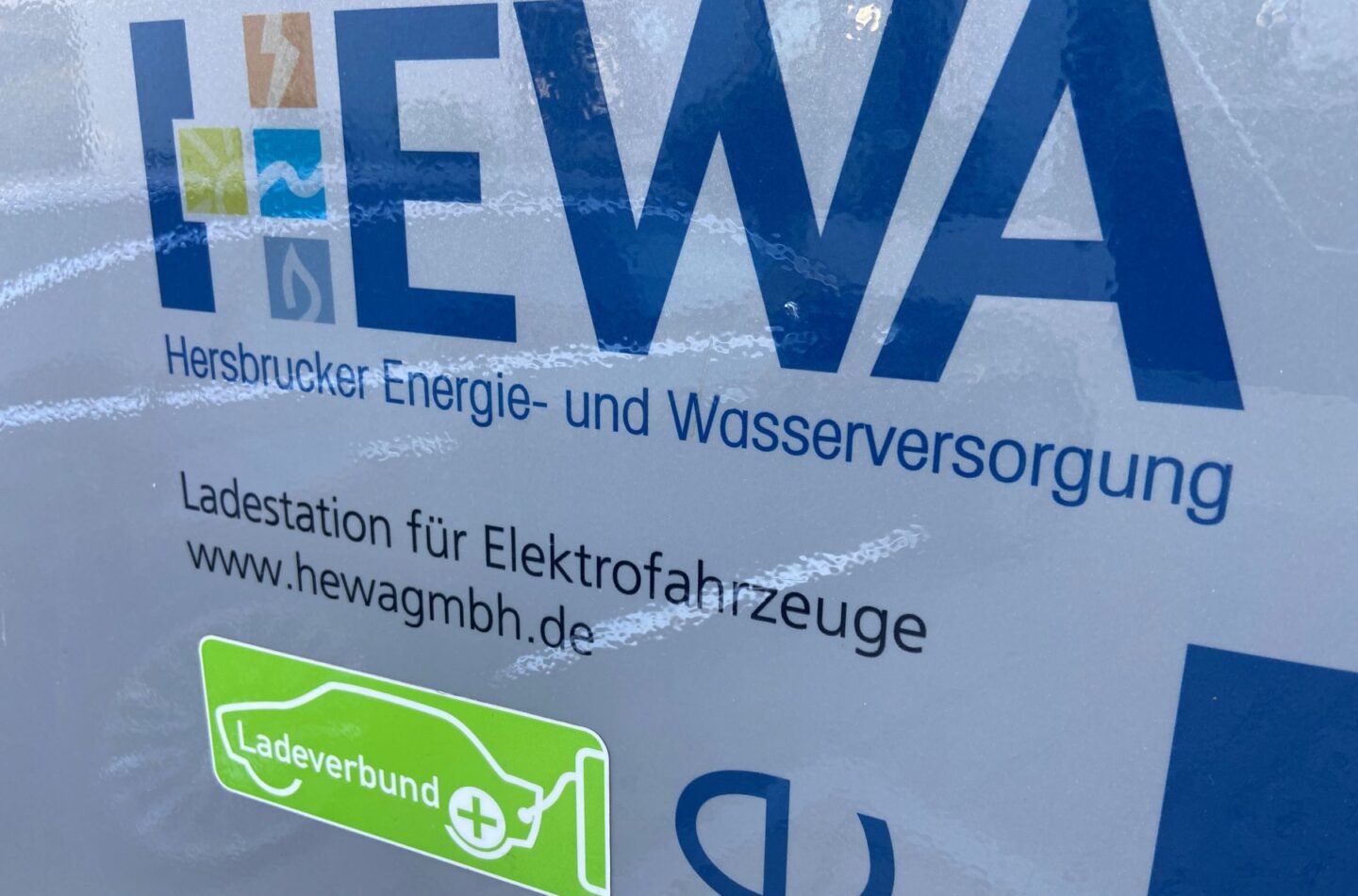 Ab September können HEWA-Stromkunden an noch vielen zusätzlichen Ladesäulen in Deutschland
und Europa Strom tanken – um dabei weiter von den vergünstigten Ladekonditionen zu profitieren,
müssen sie lediglich die neue, einheitliche App des LadeVerbundPlus herunterladen und sich registrieren.