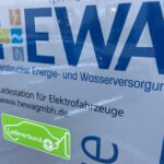 Ab September können HEWA-Stromkunden an noch vielen zusätzlichen Ladesäulen in Deutschland
und Europa Strom tanken – um dabei weiter von den vergünstigten Ladekonditionen zu profitieren,
müssen sie lediglich die neue, einheitliche App des LadeVerbundPlus herunterladen und sich registrieren.