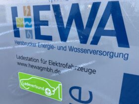 Ab September können HEWA-Stromkunden an noch vielen zusätzlichen Ladesäulen in Deutschland
und Europa Strom tanken – um dabei weiter von den vergünstigten Ladekonditionen zu profitieren,
müssen sie lediglich die neue, einheitliche App des LadeVerbundPlus herunterladen und sich registrieren.