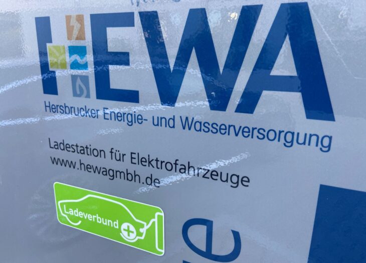 Ab September können HEWA-Stromkunden an noch vielen zusätzlichen Ladesäulen in Deutschland
und Europa Strom tanken – um dabei weiter von den vergünstigten Ladekonditionen zu profitieren,
müssen sie lediglich die neue, einheitliche App des LadeVerbundPlus herunterladen und sich registrieren.