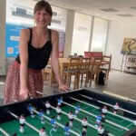 Sarah Rahm (Diakonie NAH) in den neuen Räumen in der Turngasse 7 beim Kickern: In dieser lockeren Atmosphäre öffnen sich viele Klientinnen und Klienten und es entstehen oft die besten Gespräche, sagt sie.