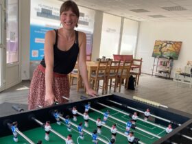 Sarah Rahm (Diakonie NAH) in den neuen Räumen in der Turngasse 7 beim Kickern: In dieser lockeren Atmosphäre öffnen sich viele Klientinnen und Klienten und es entstehen oft die besten Gespräche, sagt sie.