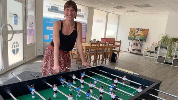 Sarah Rahm (Diakonie NAH) in den neuen Räumen in der Turngasse 7 beim Kickern: In dieser lockeren Atmosphäre öffnen sich viele Klientinnen und Klienten und es entstehen oft die besten Gespräche, sagt sie.