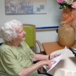 Eine Bewohnerin des Faberschloß in Schwarzenbruck bespricht mit einer Mitarbeiterin ihre Essenswünsche. Statt wie bisher auf Papier werden die Angaben künftig direkt per Tablet erfasst.