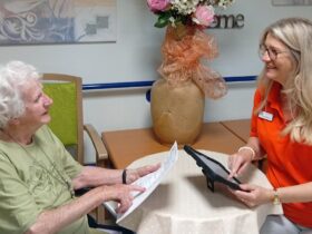 Eine Bewohnerin des Faberschloß in Schwarzenbruck bespricht mit einer Mitarbeiterin ihre Essenswünsche. Statt wie bisher auf Papier werden die Angaben künftig direkt per Tablet erfasst.