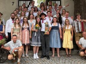 Schweißtreibendes Fest unter freiem Himmel: Die Pommelsbrunner Kirchweih lockte bei sommerlichem Wetter zahlreiche Besucher auf den Dorfplatz.