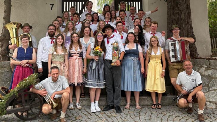 Schweißtreibendes Fest unter freiem Himmel: Die Pommelsbrunner Kirchweih lockte bei sommerlichem Wetter zahlreiche Besucher auf den Dorfplatz.
