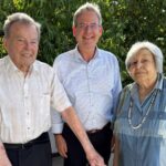 Bürgermeister Robert Ilg mit dem Ehepaar Friederike und Gerhard Armbruster, das vor kurzem seine Gnadenhochzeit feierte.