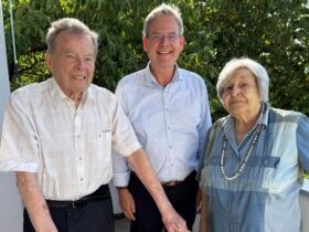 Bürgermeister Robert Ilg mit dem Ehepaar Friederike und Gerhard Armbruster, das vor kurzem seine Gnadenhochzeit feierte.