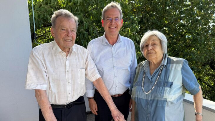 Bürgermeister Robert Ilg mit dem Ehepaar Friederike und Gerhard Armbruster, das vor kurzem seine Gnadenhochzeit feierte.