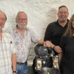 Von links: Klaus Bock (Cocoyoc), Fritz Blanz (Ökumenischer Verein für Geflüchtete und Asylsuchende), Georg Bock und Kaja Hartmann (Kajas) bei der Spendenübergabe.