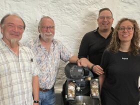 Von links: Klaus Bock (Cocoyoc), Fritz Blanz (Ökumenischer Verein für Geflüchtete und Asylsuchende), Georg Bock und Kaja Hartmann (Kajas) bei der Spendenübergabe.