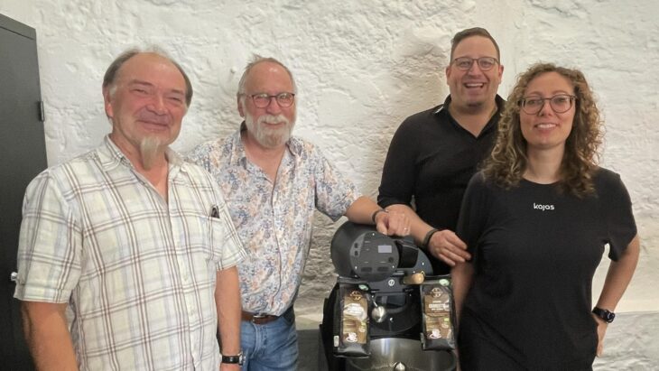 Von links: Klaus Bock (Cocoyoc), Fritz Blanz (Ökumenischer Verein für Geflüchtete und Asylsuchende), Georg Bock und Kaja Hartmann (Kajas) bei der Spendenübergabe.