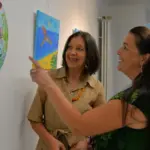 Zweite Bürgermeisterin Erika Vogel und die Leiterin des Workshops, Tanja Jung (rechts), bei der Ausstellungseröffnung im Foyer des Laufer Rathauses.