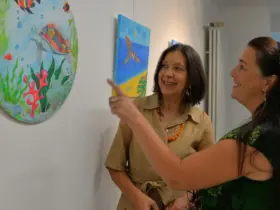 Zweite Bürgermeisterin Erika Vogel und die Leiterin des Workshops, Tanja Jung (rechts), bei der Ausstellungseröffnung im Foyer des Laufer Rathauses.