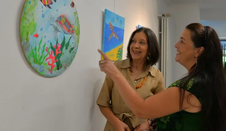 Zweite Bürgermeisterin Erika Vogel und die Leiterin des Workshops, Tanja Jung (rechts), bei der Ausstellungseröffnung im Foyer des Laufer Rathauses.