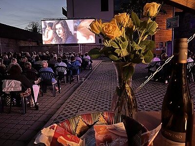 In entspannter Atmosphäre und unter freiem Himmel erwartet die Besucherinnen und Besucher ein abwechslungsreiches Filmprogramm mit vielen Highlights.