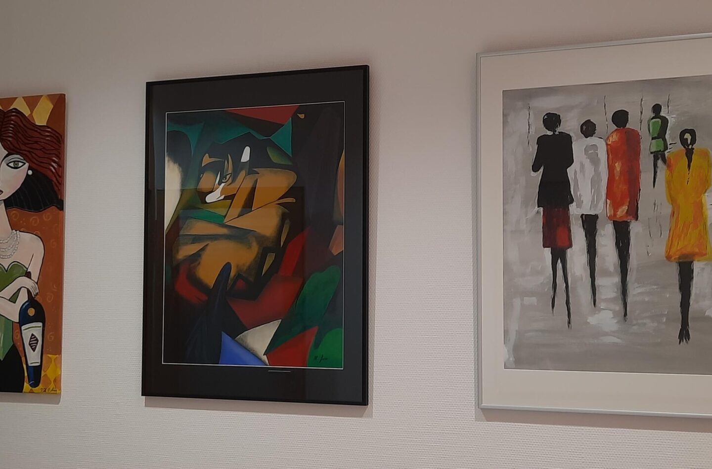 Diese drei Arbeiten aus den Vhs-Malkursen sind Teil der Ausstellung in der vhs am Markt.