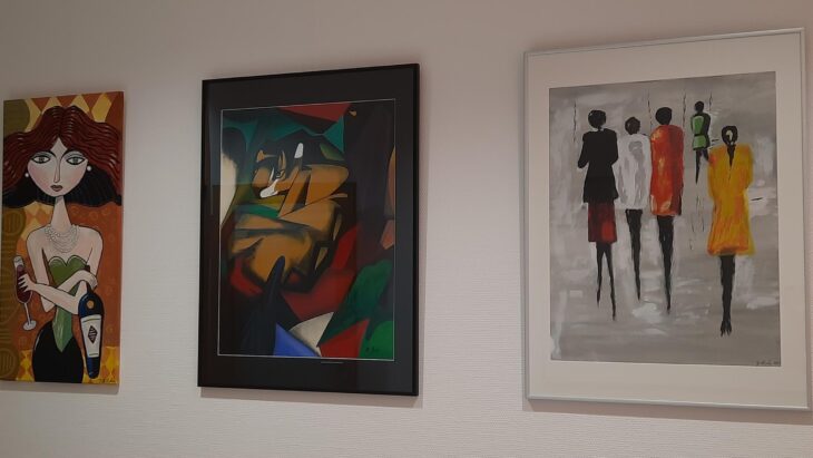 Diese drei Arbeiten aus den Vhs-Malkursen sind Teil der Ausstellung in der vhs am Markt.