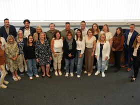 Die Geehrten des Landratsamtes zusammen mit Landrat Armin Kroder (2. von links).