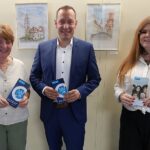 Außenstellenleiterin Birgit Schoen (links) mit ihrer Stellvertreterin Sabine Saß (rechts) und Landrat Armin Kroder.
