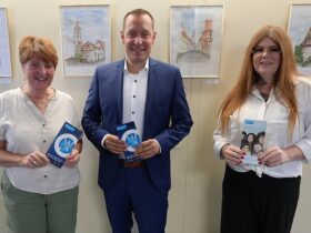 Außenstellenleiterin Birgit Schoen (links) mit ihrer Stellvertreterin Sabine Saß (rechts) und Landrat Armin Kroder.