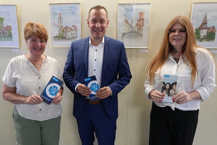 Außenstellenleiterin Birgit Schoen (links) mit ihrer Stellvertreterin Sabine Saß (rechts) und Landrat Armin Kroder.