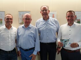 Die neuen Regionalleiter der Aktivsenioren Bayern e.V. für Mittelfranken, Hans Thiel (3. von links) und Peter Kraus (2. von links), zusammen mit Landrat Armin Kroder und Wirtschaftsförderer Frank Richartz (links).