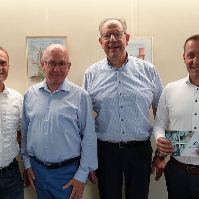 Die neuen Regionalleiter der Aktivsenioren Bayern e.V. für Mittelfranken, Hans Thiel (3. von links) und Peter Kraus (2. von links), zusammen mit Landrat Armin Kroder und Wirtschaftsförderer Frank Richartz (links).