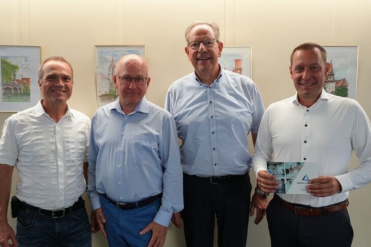 Die neuen Regionalleiter der Aktivsenioren Bayern e.V. für Mittelfranken, Hans Thiel (3. von links) und Peter Kraus (2. von links), zusammen mit Landrat Armin Kroder und Wirtschaftsförderer Frank Richartz (links).