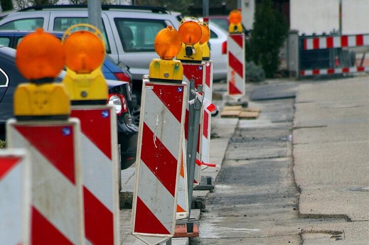 Zwei Wochen ohne direkte Verbindung: Der Landkreis saniert die LAU 2 zwischen Simmelsdorf und Diepoltsdorf, Autofahrer müssen ab dem 17. August großräumig umfahren. (Symbolbild)