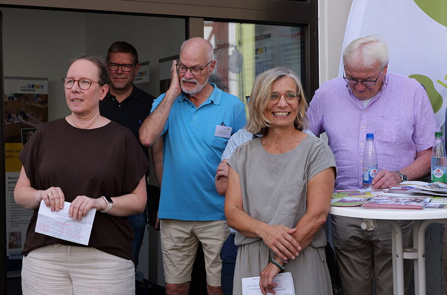 Anja Gruhl (links) und Kerstin Stocker (rechts) zusammen mit den Wohnberatern vor dem Pop-up-Store in Hersbruck.
