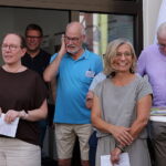 Anja Gruhl (links) und Kerstin Stocker (rechts) zusammen mit den Wohnberatern vor dem Pop-up-Store in Hersbruck.