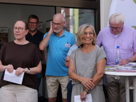 Anja Gruhl (links) und Kerstin Stocker (rechts) zusammen mit den Wohnberatern vor dem Pop-up-Store in Hersbruck.