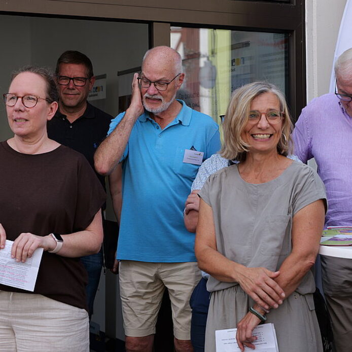 Anja Gruhl (links) und Kerstin Stocker (rechts) zusammen mit den Wohnberatern vor dem Pop-up-Store in Hersbruck.